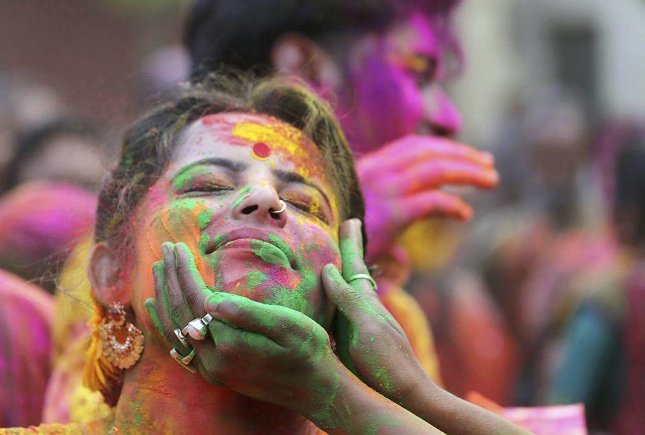 Holi es el festival de la primavera una de las fiestas clave del calendario hind&uacute;. La poblaci&oacute;n entera se llena de color. (Foto: EFE)