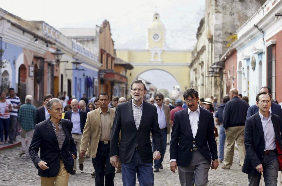 Mariano Rajoy pase&oacute; este domingo por La Antigua junto con el embajador de Espa&ntilde;a en Guatemala. (Foto: EFE)