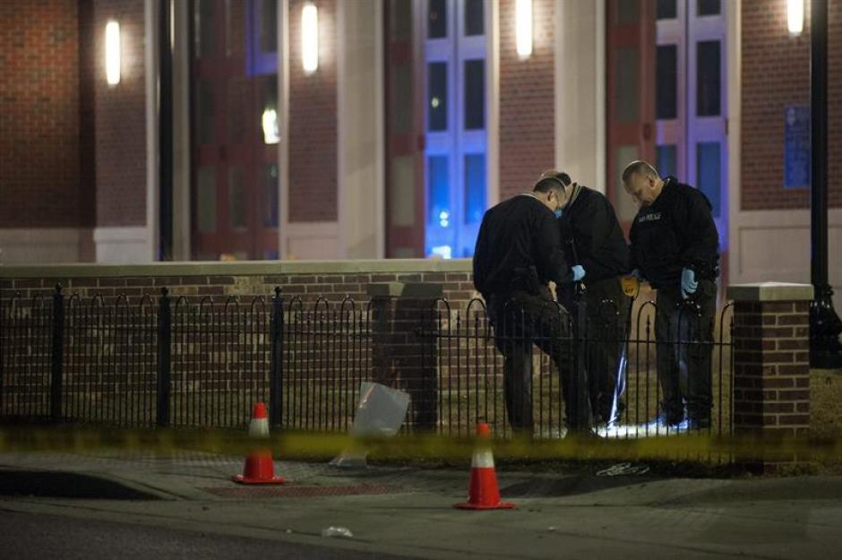 Varios agentes recaban evidencia en el lugar donde fueron atacados sus dos compa&ntilde;eros en Ferguson. (Foto: EFE)&nbsp;