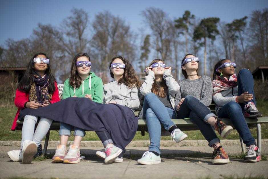 Varias adolescentes observan el eclipse solar parcial desde Z&uacute;rich (Suiza). (Foto: EFE/Ennio Leanza)