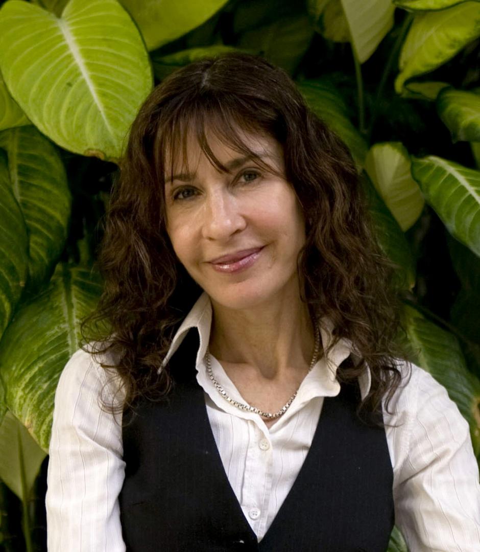 La escritora chilena Carla Guelfenbein gan&oacute; el Premio Alfaguara de Novela 2015 por su libro "Contigo en la distancia". (Foto: EFE)