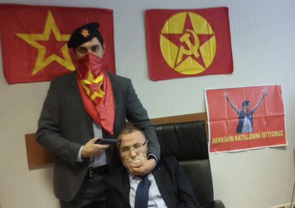 Fotograf&iacute;a publicada en Twitter por el partido ilegalizado DHKP-C, que muestra a una persona no identificada mientras apunta con un arma a la cabeza de un fiscal, identificado por el diario H&uuml;rriyet como Mehmet Selim Kiraz, quien muri&oacute; despu&eacute;s de ser liberado. (Foto: EFE)