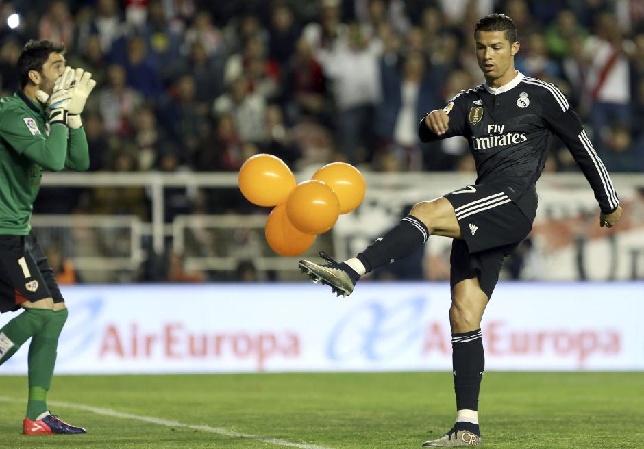 Cristiano Ronaldo se enfad&oacute; por los globos que ca&iacute;an desde la tribuna y por el supuesto penal que el &aacute;rbitro no quiso marcar. (Foto: EFE)