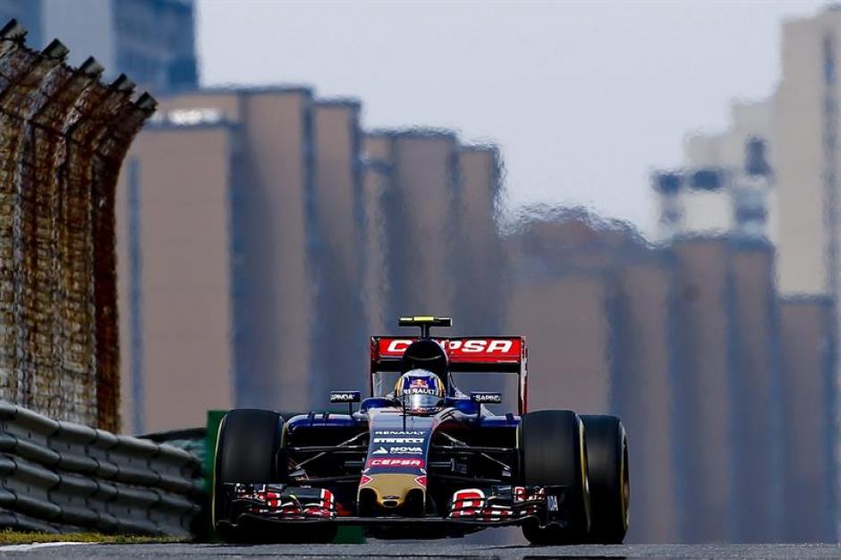 Un hombre invadi&oacute; la pista del Gran Premio de China de Formula 1 por lo que las pr&aacute;cticas tuvieron que suspenderse por algunos minutos. (Foto: EFE)