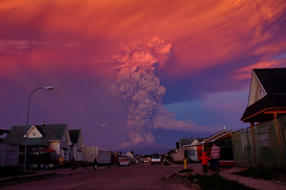 .- Vista general del volc&aacute;n activo Calbuco el, mi&eacute;rcoles 22 de abril de 2015, en Puerto Montt, ubicado a 1000 kil&oacute;metros de Santiago de Chile (Chile). (Foto EFE/Alex Vidal Brecas)&nbsp;&nbsp;&nbsp;&nbsp;