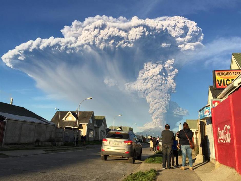 Esta es la vista general del volc&aacute;n activo Calbuco este mi&eacute;rcoles en Chile. &nbsp;(Foto: EFE)&nbsp;