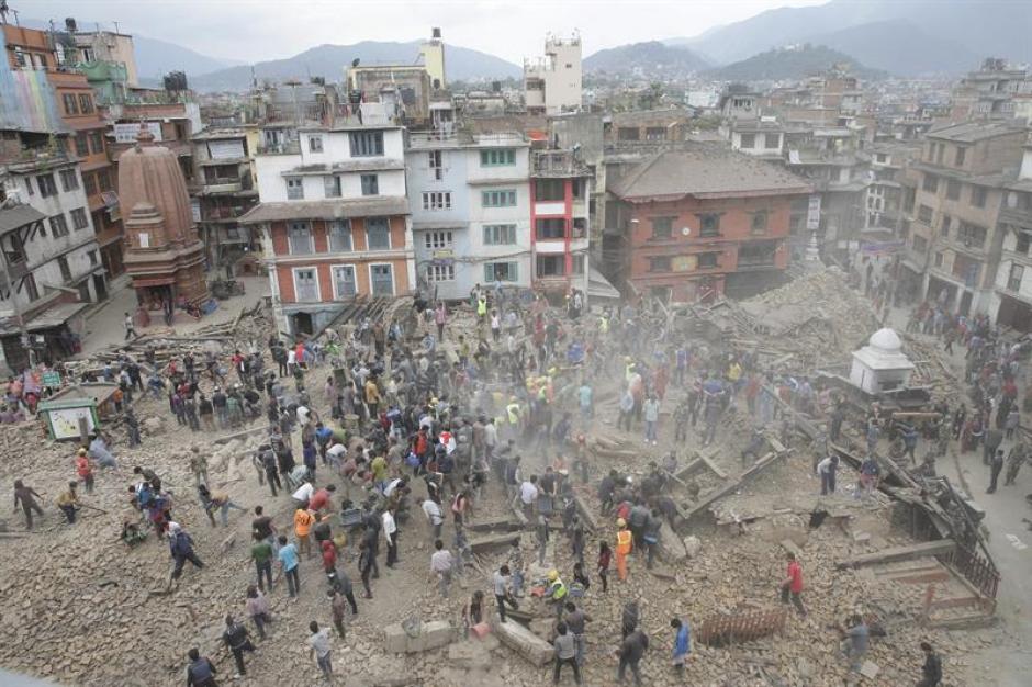 Los pobladores buscan sobrevivientes bajo los escombros en la Plaza Durbar, tras el terremoto que caus&oacute; graves da&ntilde;os en Katmand&uacute;, Nepal. (Foto: EFE)&nbsp;