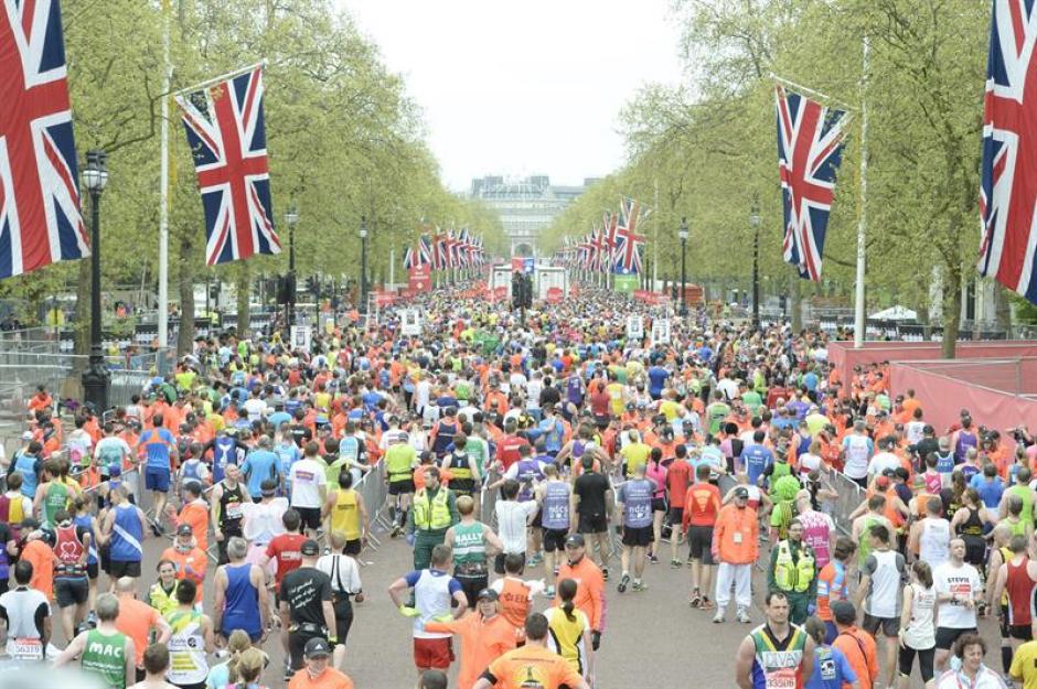 Las calles de Londres se llenaron de corredores, es una de las maratones m&aacute;s reconocidas del mundo. (Foto: EFE)
