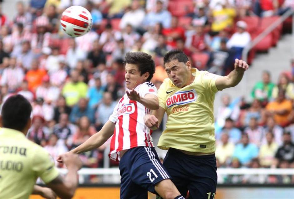 El jugador de Chivas del Guadalajara Carlos Fierro (izq) disputa el bal&oacute;n con Pablo Aguilar, en el cl&aacute;sico mexicano. (Foto: EFE)&nbsp;