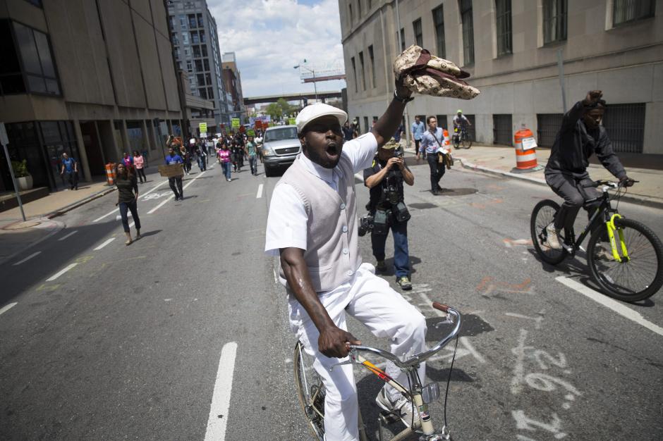Decenas de personas protestan en Baltimore.&nbsp;(Foto: EFE/John Taggart)