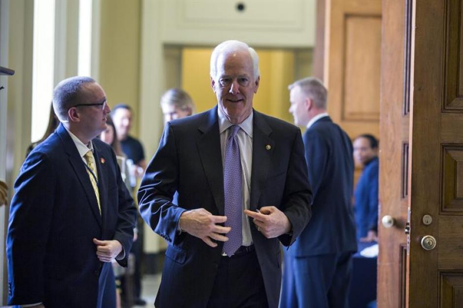El senador republicano por Texas, John Cornyn, se marcha de un almuerzo con miembros de su partido tras llegar a un acuerdo sobre la votaci&oacute;n de un proyecto de ley bipartidista, que permite al Congreso supervisar el acuerdo nuclear con Ir&aacute;n. (Foto: EFE)&nbsp;
