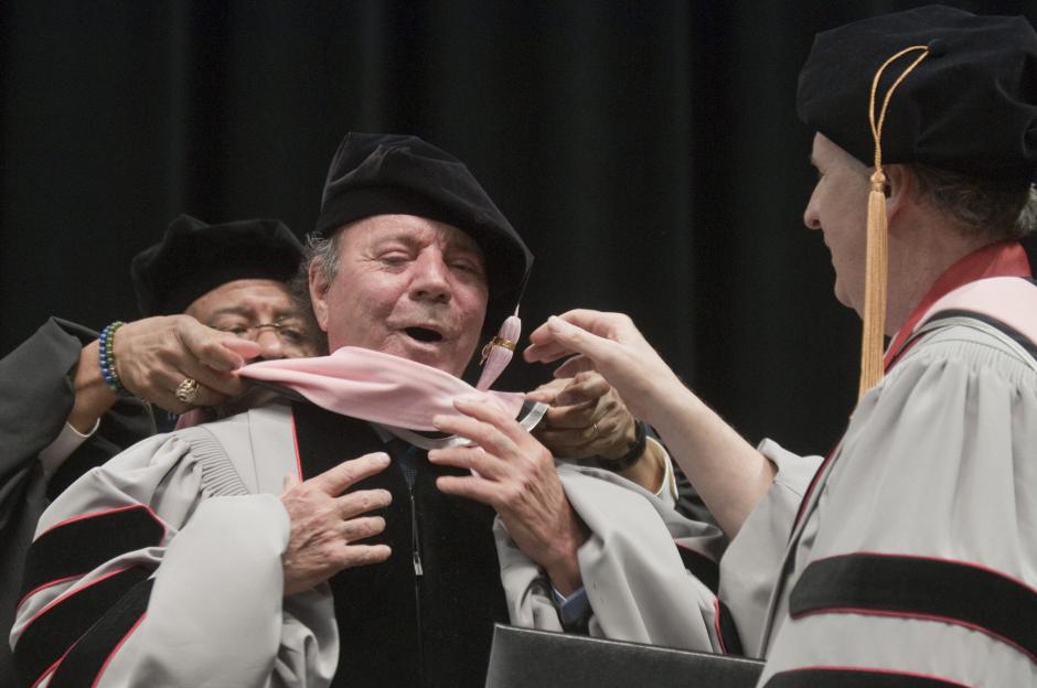 Julio Iglesias no escondi&oacute; su emoci&oacute;n al recibir el doctorado honoris causa por la Universidad de Berklee. (Foto: EFE)&nbsp;