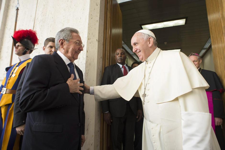 Ra&uacute;l Castro se despide del Papa Francisco luego de sostener una reuni&oacute;n privada con &eacute;l. (Foto: EFE)