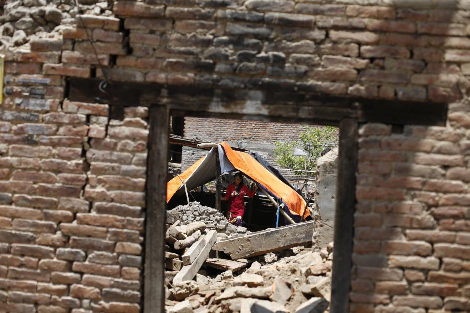 Los residentes de la capital nepal&iacute; salieron corriendo de sus casas al sentir el sismo, durante un minuto. El epicentro del temblor se registr&oacute; cerca de la frontera con China, a 76 km al este de Katmand&uacute;. (Foto: AFP)&nbsp;