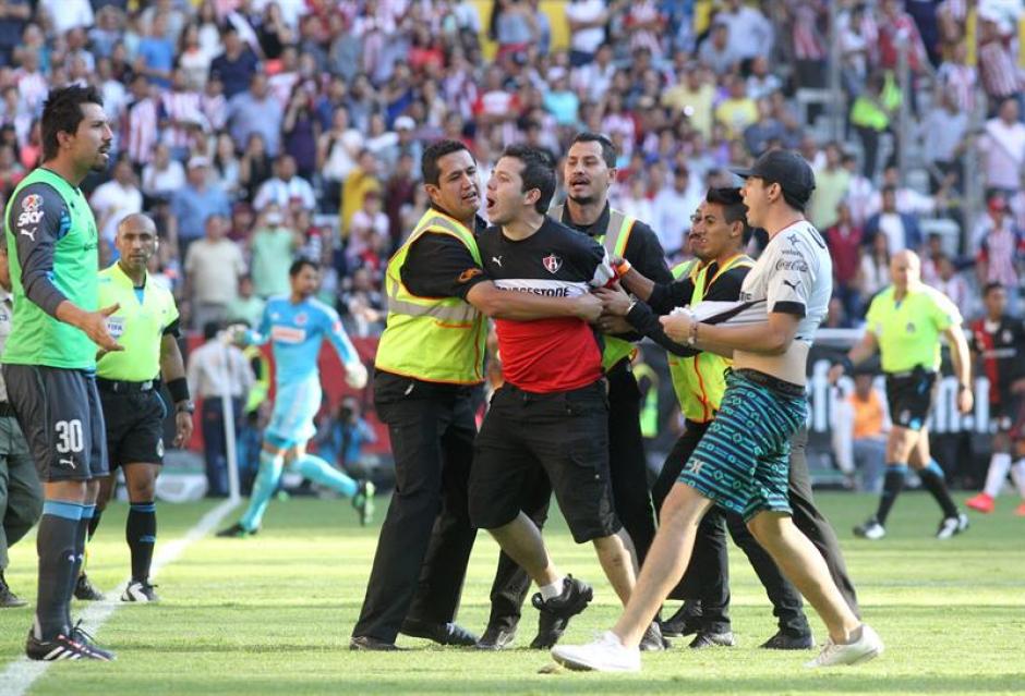 Invasi&oacute;n de cancha en M&eacute;xico. El partido se detuvo unos minutos y luego se reanud&oacute;. (Foto: EFE)