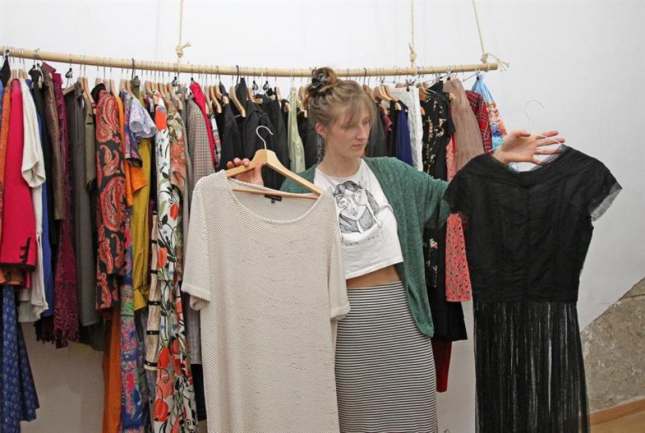 Toda la ropa que se puede lavar en casa se tiene que devolver limpia, pero si alguna persona no la quiere lavar, la misma tienda lo hace por otros 20 euros al mes. (Foto: EFE)