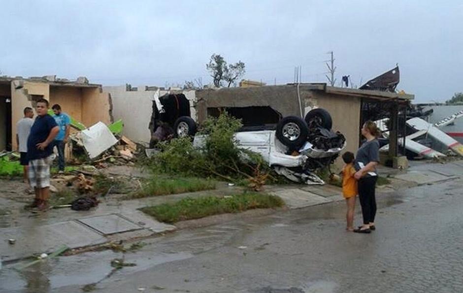 El tornado que azot&oacute; la madrugada a Coahuila dej&oacute; como saldo 11 personas muertas. Asismismo, provoc&oacute; severos da&ntilde;os a viviendas y destroz&oacute; veh&iacute;culos. (Foto: EFE)&nbsp;