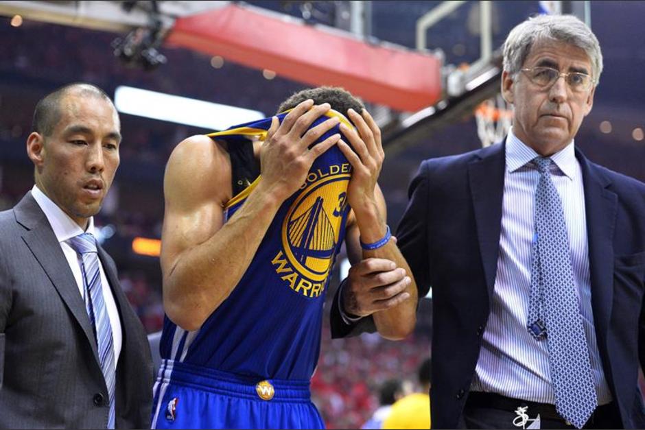 Stephen Curry recibi&oacute; atenci&oacute;n m&eacute;dica de inmediato, descartaron una lesi&oacute;n grave. (Foto: EFE)