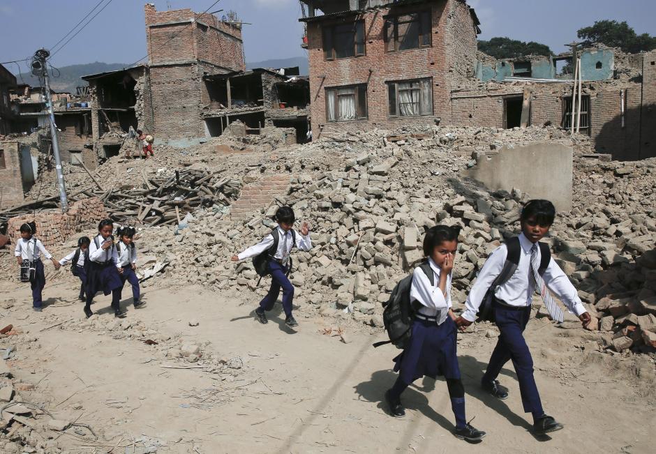 Niños de Nepal regresan al colegio cinco semanas después del terremoto