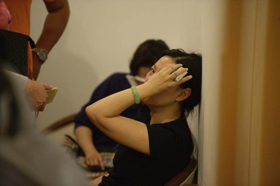 M&aacute;s de 400 personas, la mayor&iacute;a turistas chinos de entre 50 y 80 a&ntilde;os, contin&uacute;an desaparecidas horas despu&eacute;s de que se hundiera el barco en el que viajaban por el r&iacute;o Yangts&eacute;, en cuyo interior se escuchan voces y golpes y del que s&oacute;lo 17 personas han sido rescatadas. (EFE)&nbsp;