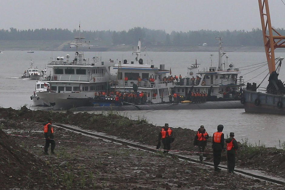 Los servicios de rescate trabajan en las labores de b&uacute;squeda de pasajeros tras el naufragio de un barco tur&iacute;stico. (Foto: EFE)&nbsp;
