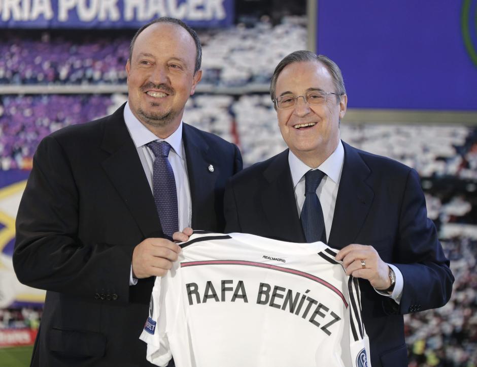El hasta ahora t&eacute;cnico del N&aacute;poles, Rafa Ben&iacute;tez (I), junto al presidente del Real Madrid, Florentino P&eacute;rez (D), durante su presentaci&oacute;n como nuevo entrenador del equipo blanco para las tres pr&oacute;ximas temporadas, en sustituci&oacute;n del destituido Carlo Ancelotti. (Foto: EFE/Emilio Naranjo)