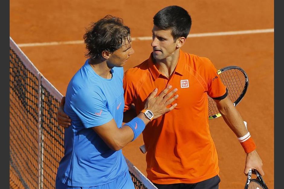 Gesto de campe&oacute;n, tras ganar el duelo Djokovic abraz&oacute; a Rafael Nadal (en el d&iacute;a de su cumplea&ntilde;os). (Foto: EFE)