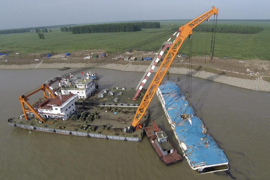 Una gr&uacute;a saca del agua el barco naufragado en el r&iacute;o Yangts&eacute; en Jianli, China. (Foto: EFE)&nbsp;