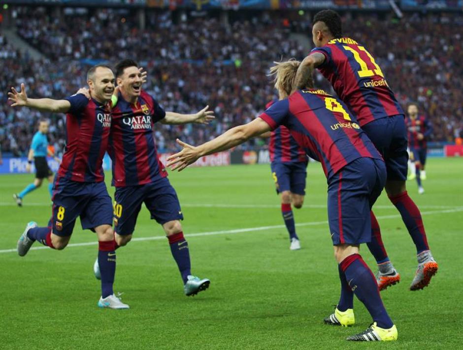 Barcelona se adelant&oacute; en el marcador desde el minuto 4, Rakitic es abrazado por sus compa&ntilde;eros. (Foto: EFE)