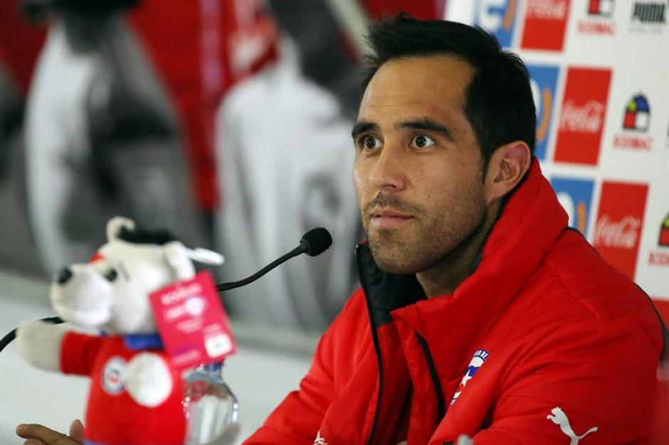 Claudio Bravo, portero del FC Barcelona, defender&aacute; la porter&iacute;a de los locales en esta Copa Am&eacute;rica. (Foto: EFE)
