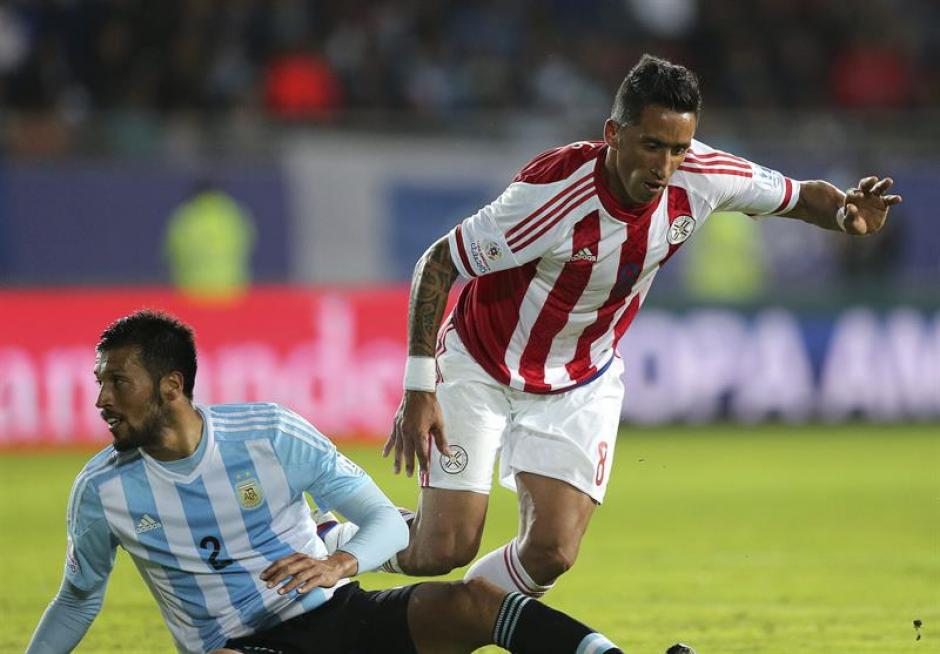 Lucas Barrios se visti&oacute; de h&eacute;roe y empat&oacute; a un minuto del final. (Foto: EFE)