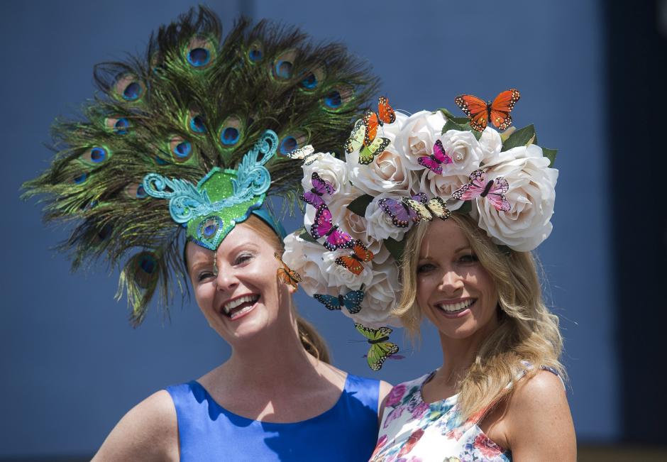 Dos mujeres lucen sus tocados en la jornada de inauguraci&oacute;n del Royal Ascot en Londres (Reino Unido) hoy, martes 16 de junio de 2015. (Foto: EFE/Will Oliver)