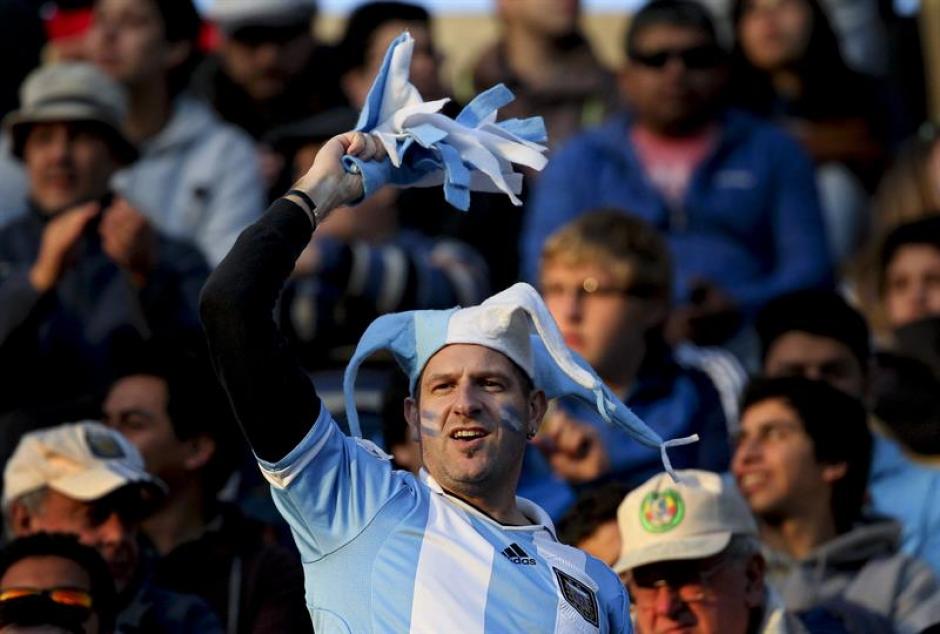 Nueva versi&oacute;n del "Decime qu&eacute; se siente", est&aacute; vez menos deportiva y m&aacute;s pol&iacute;tica de parte de los argentinos. (Foto: EFE)