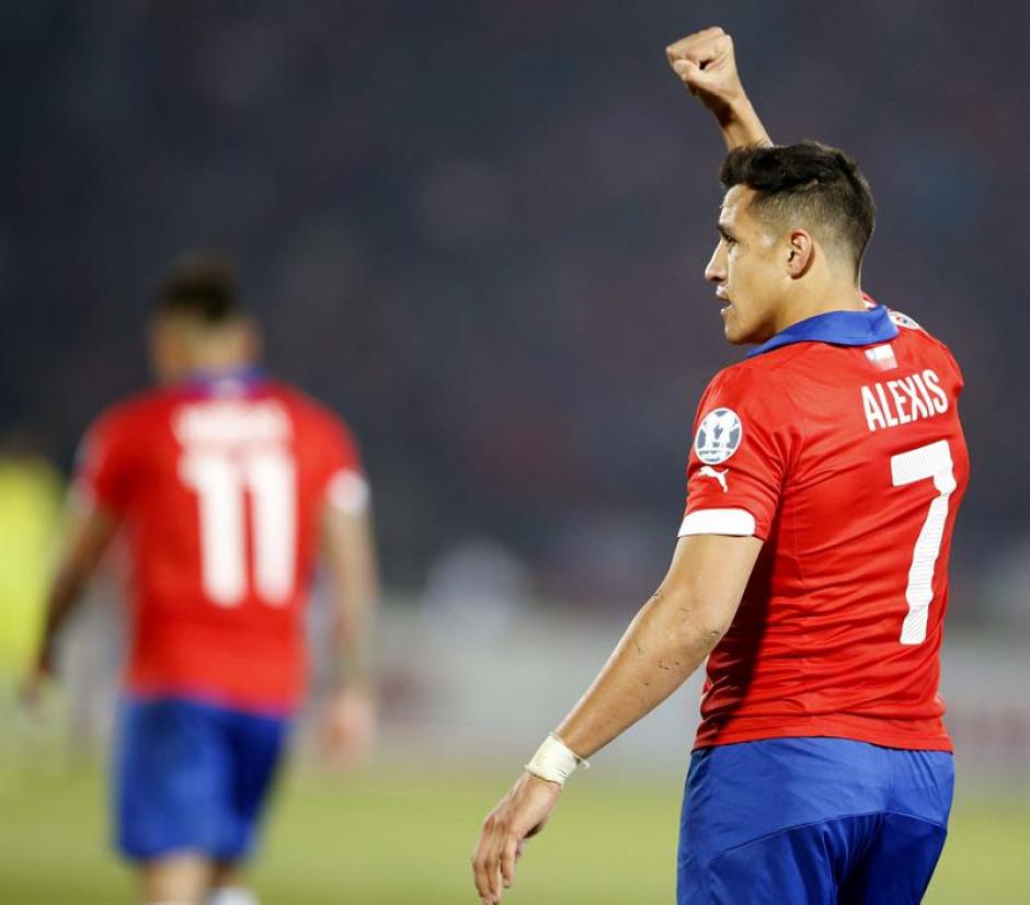 El delantero chileno Alexis S&aacute;nchez (d) celebra el gol marcado a la selecci&oacute;n boliviana, segundo para su equipo. &nbsp;(Foto: EFE)&nbsp;