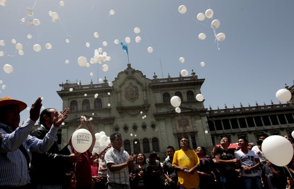 Cientos de guatemaltecos se dieron cita en la Plaza de la Constituci&oacute;n para conmemorar el D&iacute;a Contra la Desaparici&oacute;n Forzada. En dicho acto soltaron mil globos en memoria de sus familiares y amigos desaparecidos durante el conflicto armado interno. (Foto: Esteban Biba/EFE)