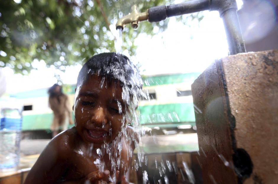 El fuerte calor en Pakist&aacute;n, con temperaturas de hasta 40 grados, ha provocado la muerte de casi 700 personas. (Foto: EFE)&nbsp;