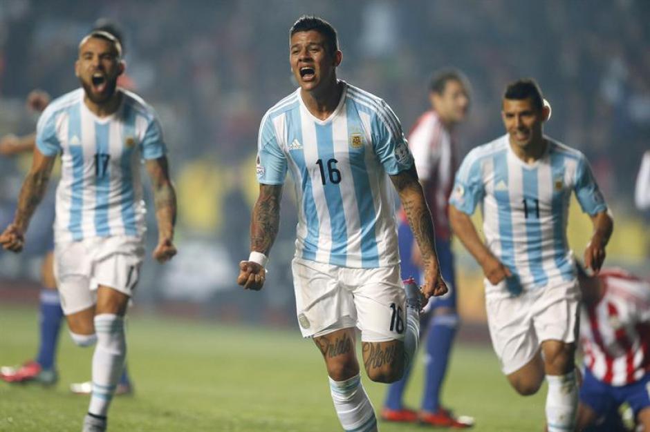 El defensa argentino Marcos Rojo celebra su gol, durante el partido Argentina-Paraguay. &nbsp;(Foto: EFE)&nbsp;