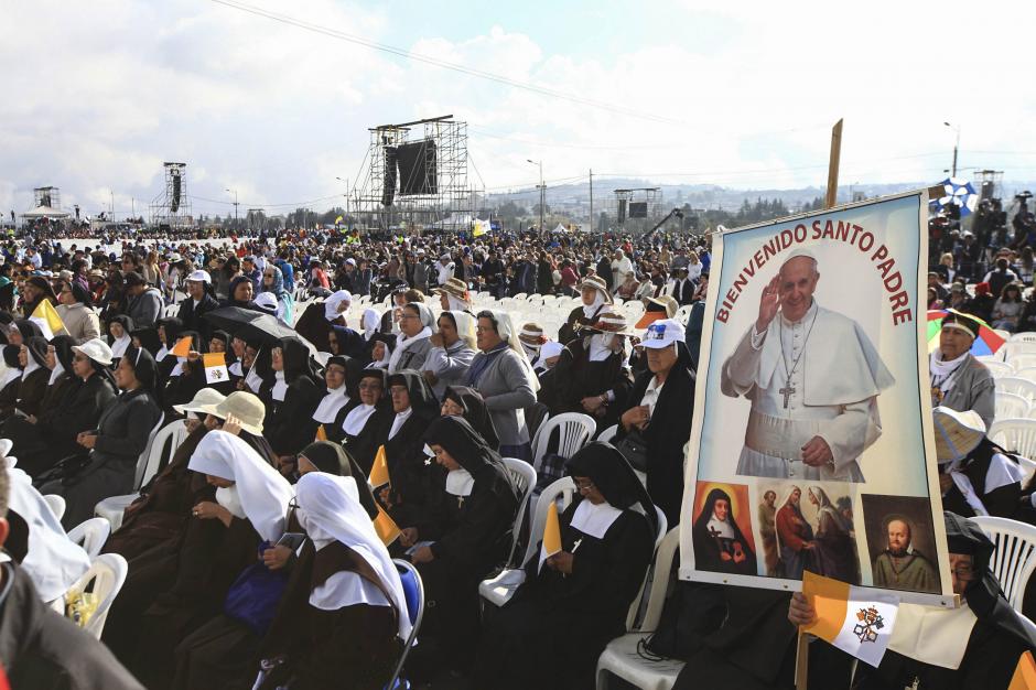 Sacerdotes y miles de fieles esperan este martes la llegada del papa Francisco en el parque Bicentenario, de Quito (Ecuador), donde oficiar&aacute; la segunda y &uacute;ltima misa campal en su visita al pa&iacute;s, que comenz&oacute; el pasado domingo. La visita del papa a Ecuador terminar&aacute; ma&ntilde;ana cuando luego de visitar un hogar de ancianos y el santuario de El Quinche se dirija a Bolivia, su segunda parada en la gira latinoamericana. (Foto: Robert Puglla/EFE)