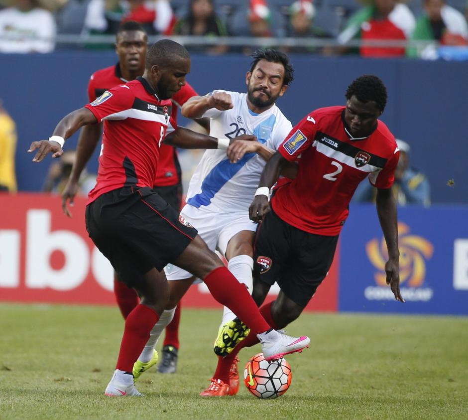 Carlos el Pescado Ruiz fue bien marcado por la zaga de Trinidad y Tobago. (Foto. Getty)