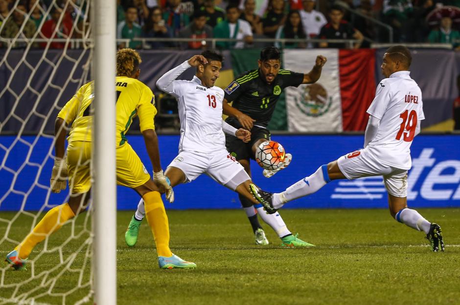 La selecci&oacute;n mexicana de futbol gole&oacute; a Cuba en su debut en la Copa Oro 2015. (Foto: EFE)