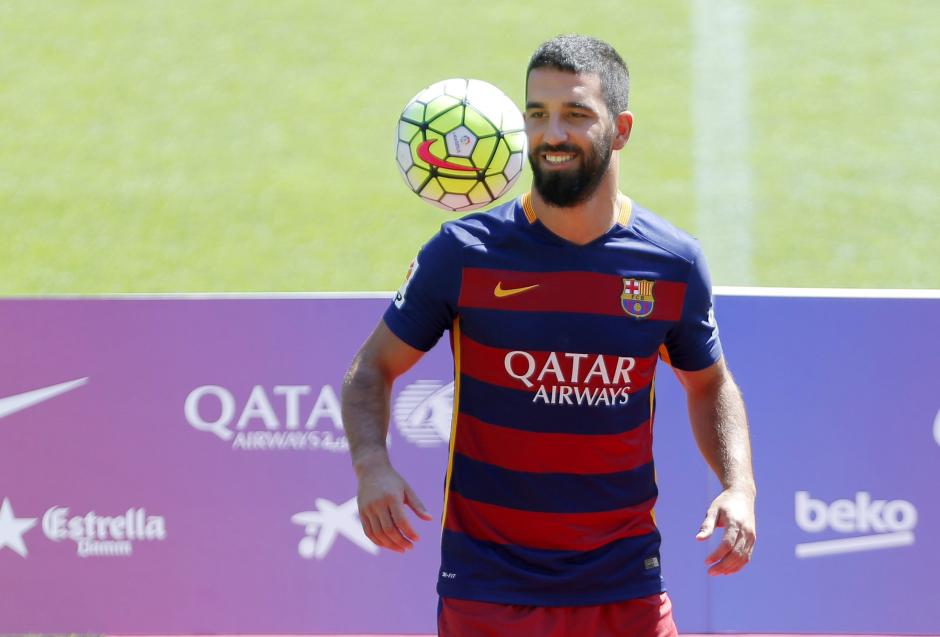&nbsp;El centrocampista turco Arda Turan, en el Camp Nou, donde ha sido presentado como nuevo jugador del Barcelona para las pr&oacute;ximas cinco temporadas. EFE/Alejandro Garc&iacute;a