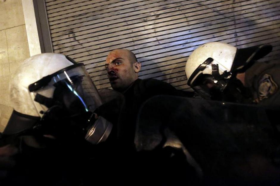 Agentes de polic&iacute;a detienen a un manifestante durante una protesta este mi&eacute;rcoles en Atenas. &nbsp;(Foto: EFE)&nbsp;