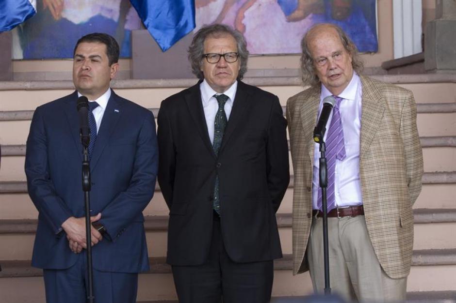 El presidente de Honduras, Juan Orlando Hern&aacute;ndez, acompa&ntilde;ado del secretario general de la OEA, Luis Almagro, y el encargado del di&aacute;logo, designado por la OEA, John Biehl del R&iacute;o. (Foto: EFE)