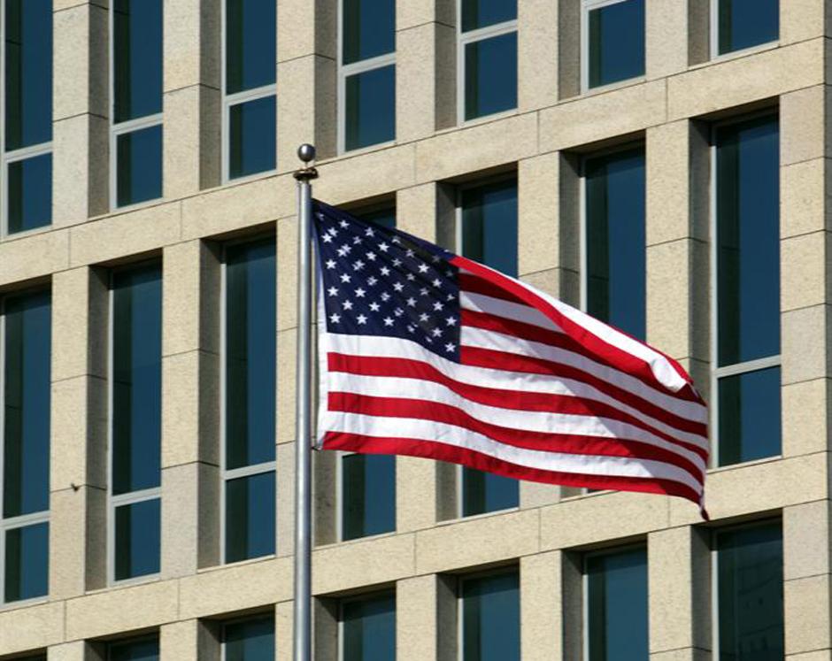 Vista de la bandera de Estados Unidos en la embajada en La Habana, Cuba. (Foto EFE)&nbsp;