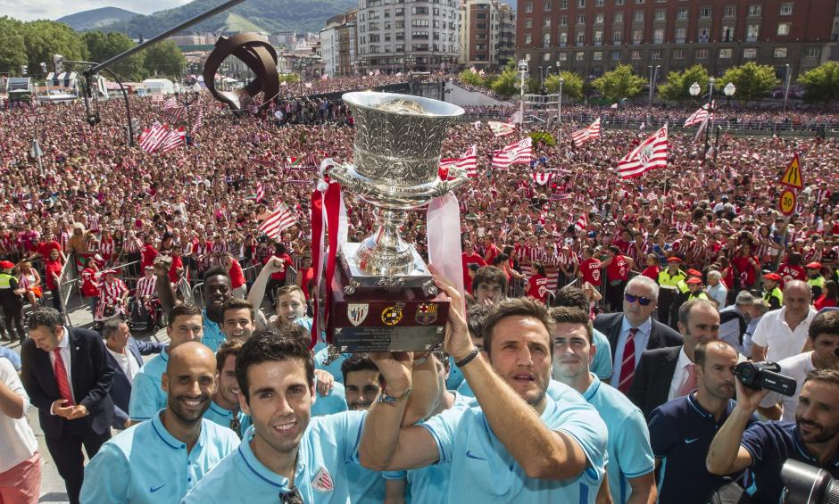 El Athletic, que el martes le gan&oacute; la Supercopa de Espa&ntilde;a al Barcelona, fue recibido en Bilbao, Espa&ntilde;a. (Foto: EFE)