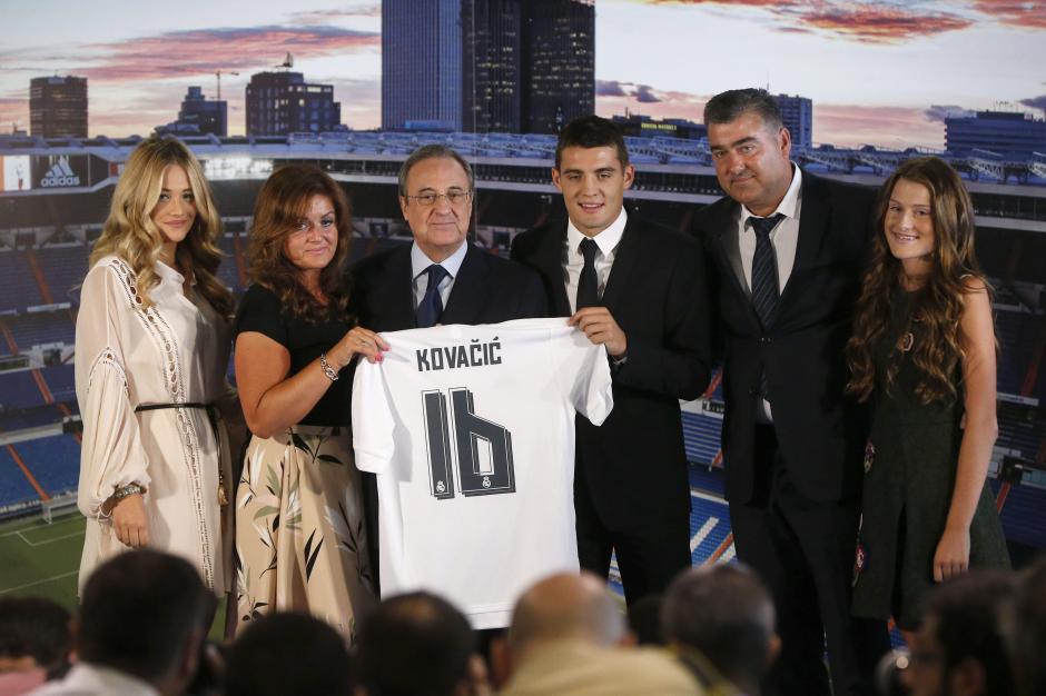 Directivos y familiares de Kovacic durante la presentaci&oacute;n del jugador croata con el Real Madrid. (Foto: EFE)