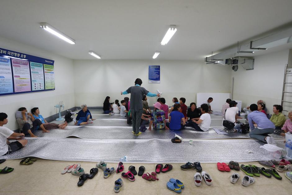 Ciudadanos surcoreanos permanecen en uno de los búnkers de emergencia de Yeoncheon, tras el intercambio de disparos entre Corea del Norte y Corea del Sur. (Foto: Efe)