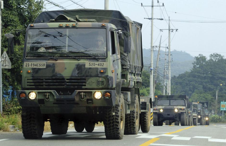 Vehículos estadounidenses se movilizan en la localidad fronteriza de Paju (Corea del Sur) cerca de la frontera con Corea del Norte. (Foto: EFE)