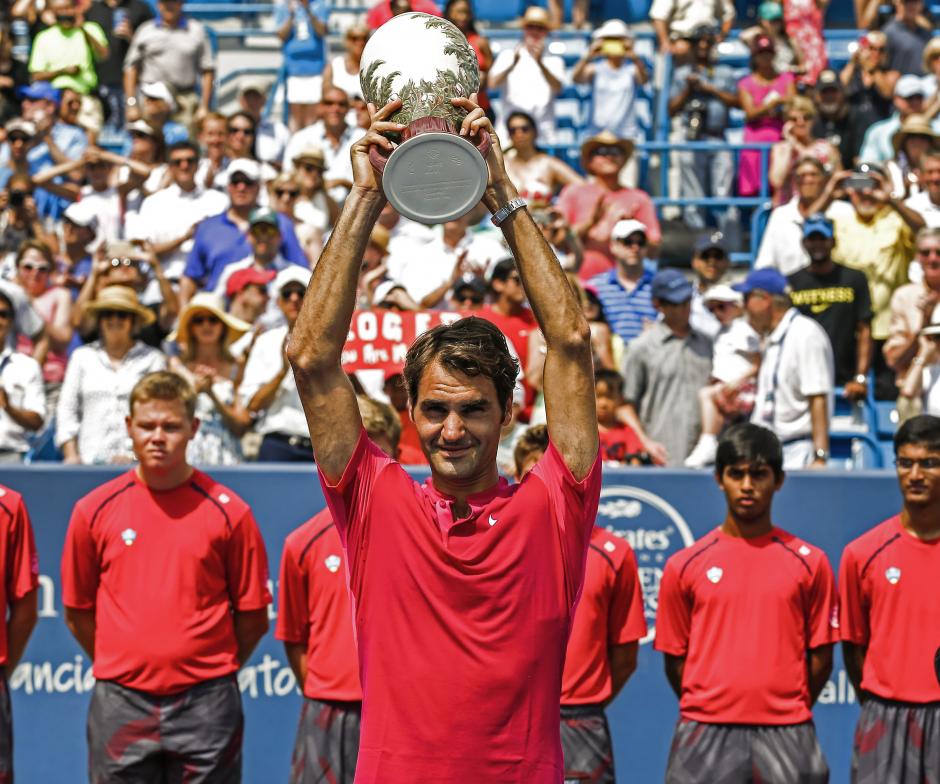 Federer alza el trofeo del Masters 1000 de Cincinnati tras derrotar a Djokovic en la final. (Foto: EFE)