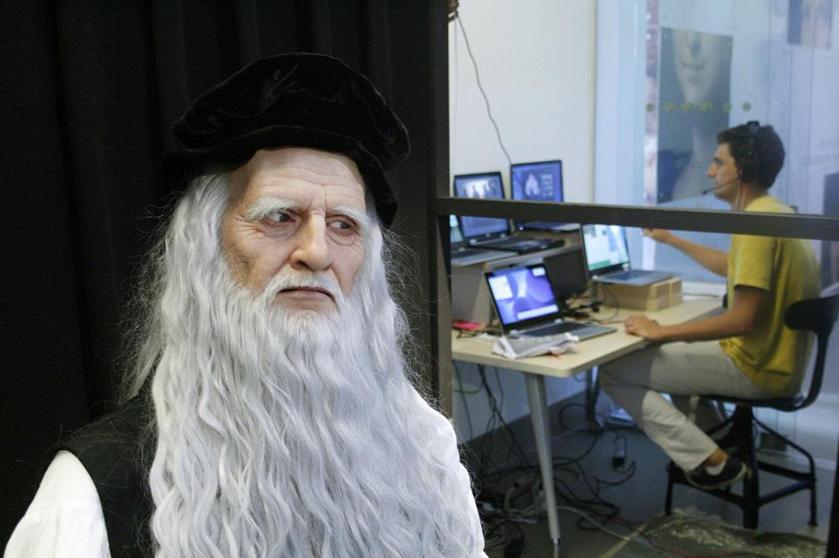 El robot de Leonardo Da Vinci es una creaci&oacute;n del Departamento de rob&oacute;tica y neurociencia cognitiva de la Universidad de Osaka (Jap&oacute;n) y fue presentado hoy en el Museo Nacional de la Ciencia y la Tecnolog&iacute;a de Mil&aacute;n y que estar&aacute; hasta el 27 de septiembre. (Foto: EFE)